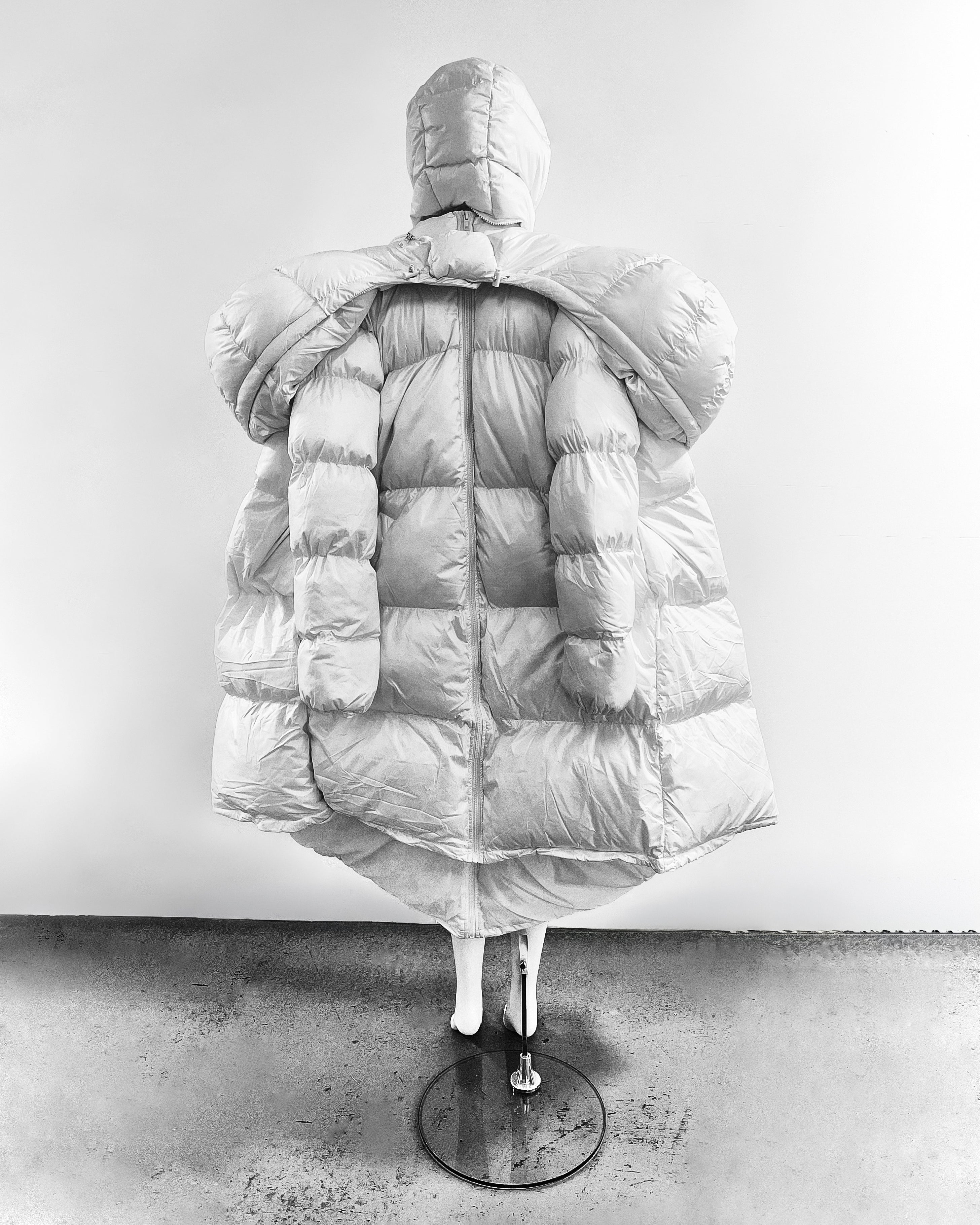 ATÉLIER JIVOMIR WHITE SHOULDER PUF REIMAGINED COAT WEARBLE SCULPTURE