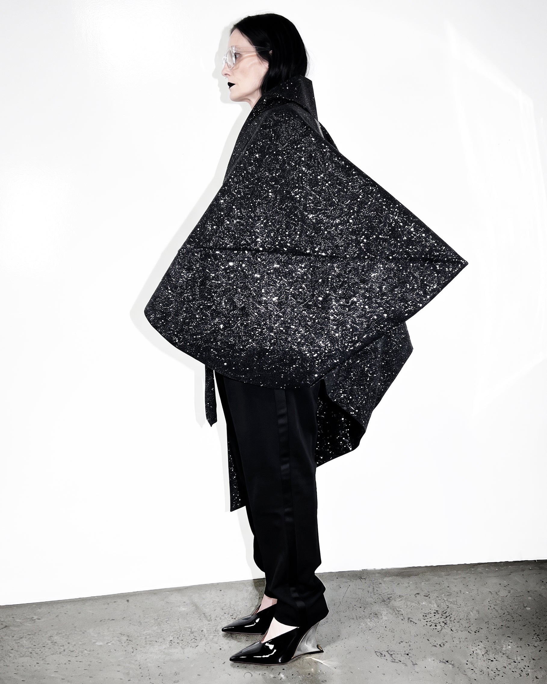 ATÉLIER JIVOMR STAR VINYL SCULPTURE GLITTER COAT JACKET AVANT GARDE BLACK MODEL SIDE
