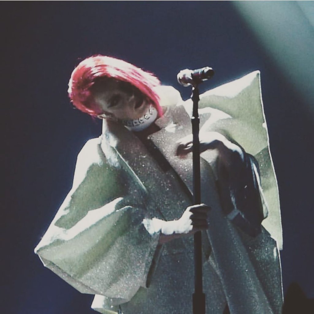 Garbage Shirley Manson wearing Jivomir Domoustchiev multi ring vegan vinyl choker collar full look  white glitter star coat